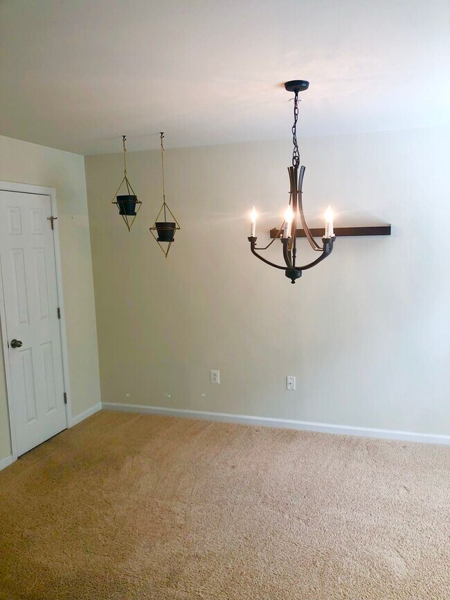 Foto del edificio - Spacious 2 BR/2.5 BA Townhome in Beltsville!