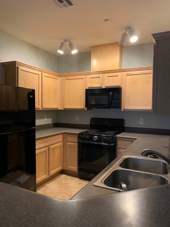 Foto del edificio - BEAUTIFUL 3 BED/ 2 BATH TOWNHOME LOCATED I...