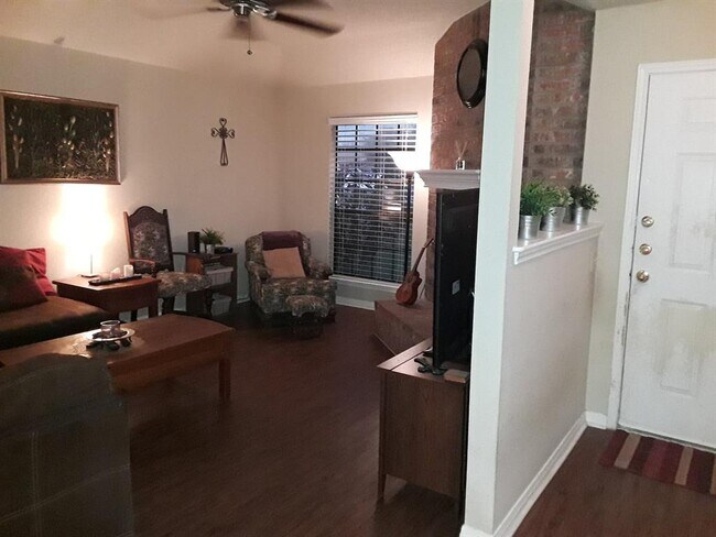 Foto del edificio - 1217 Gregory Ln