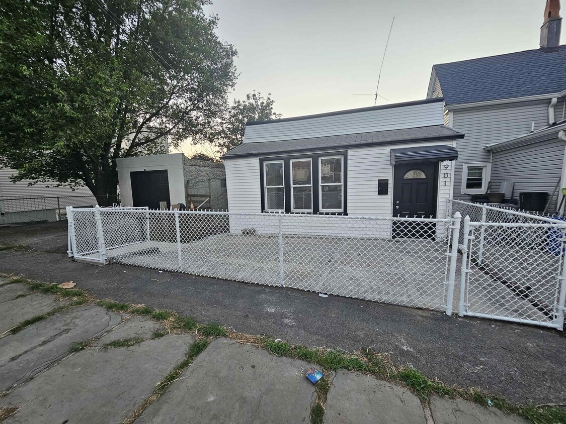 Building Photo - 901 Columbia Ave