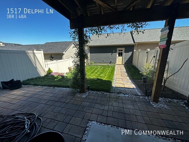 Building Photo - 3 Bed / 3.5 Bath Townhouse (Available 7/1/23)