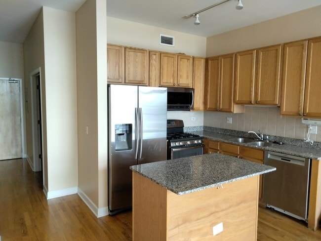 Building Photo - 221 E Cullerton St