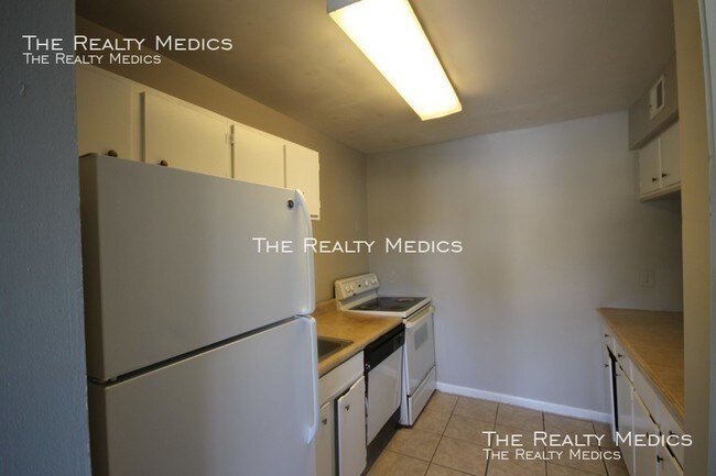 Foto del edificio - 2 Bedroom/1.5 Bath Huntington on the Green