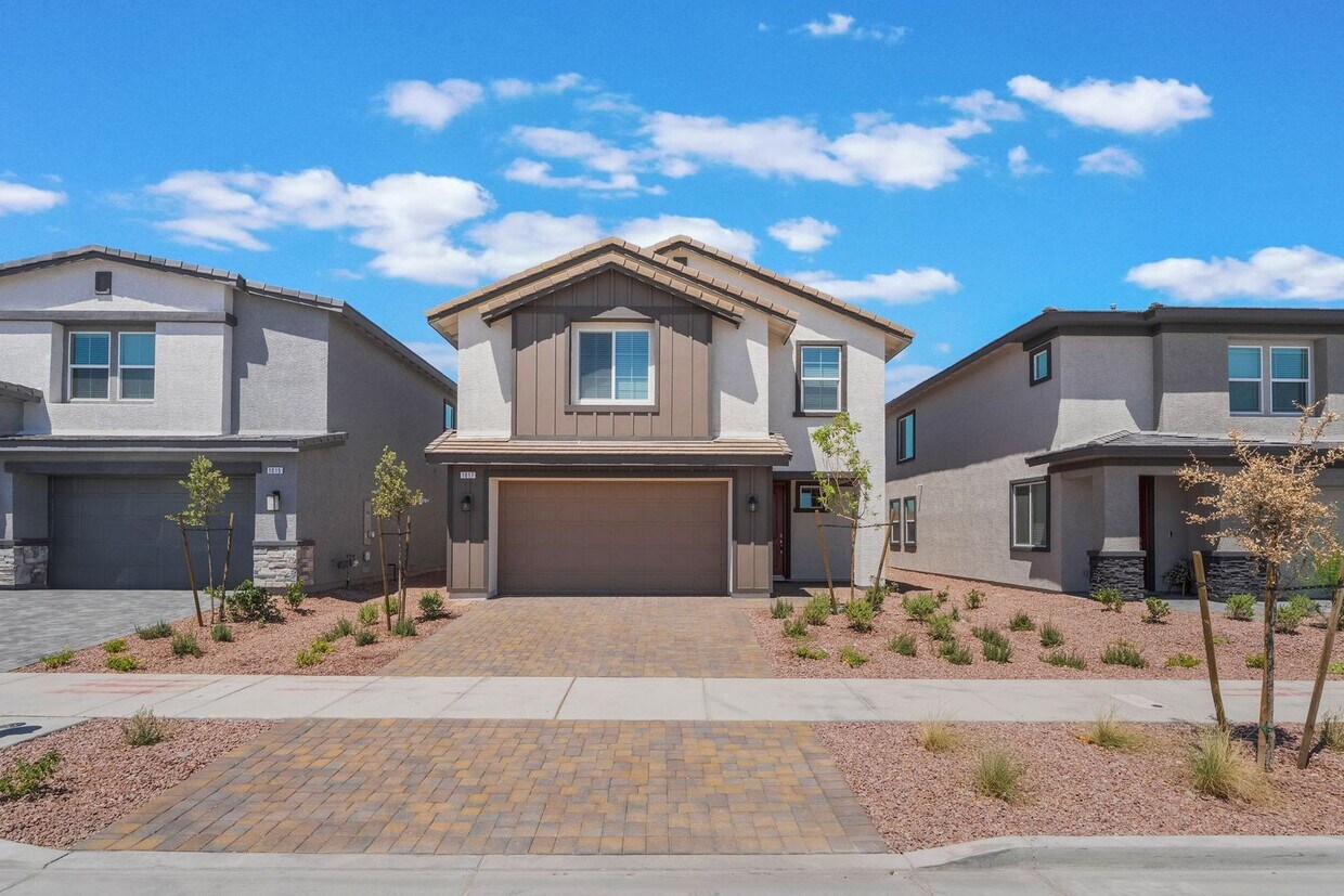 Foto principal - Brand-new 4-bedroom home located in the de...