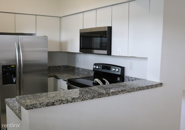 Foto del edificio - 3 br, 2 bath  - 2001 NW 96th Ter