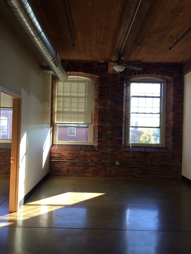 Primary Photo - 100 Main St