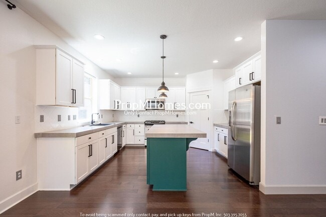 Building Photo - Updated Luxury 4 Bedroom Home on Mount Scott!