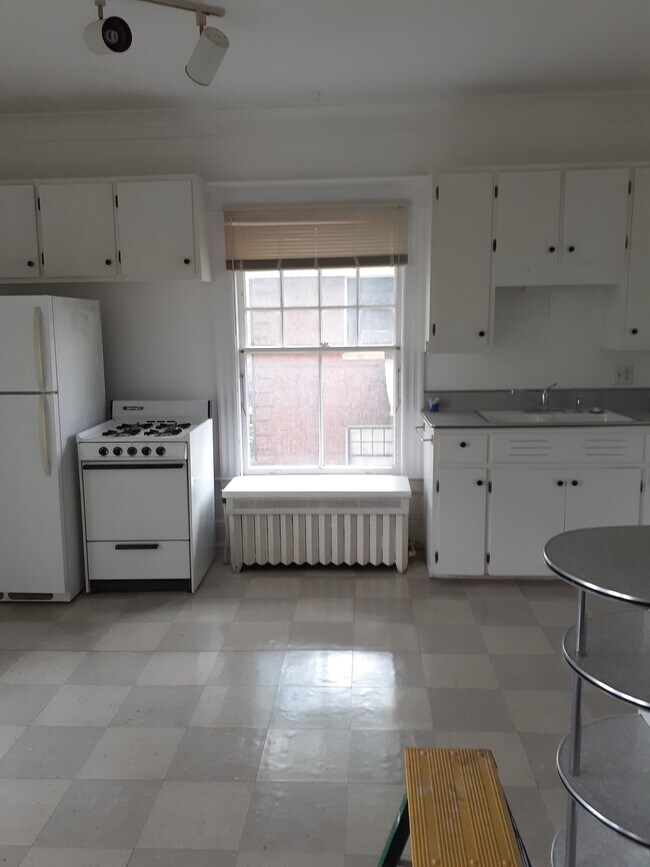 Kitchen - 627 Madison Ave SE