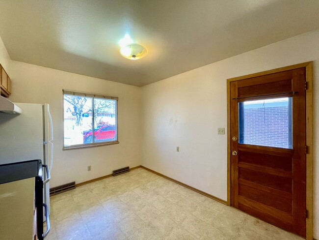 Building Photo - 1112 Cypress Dr