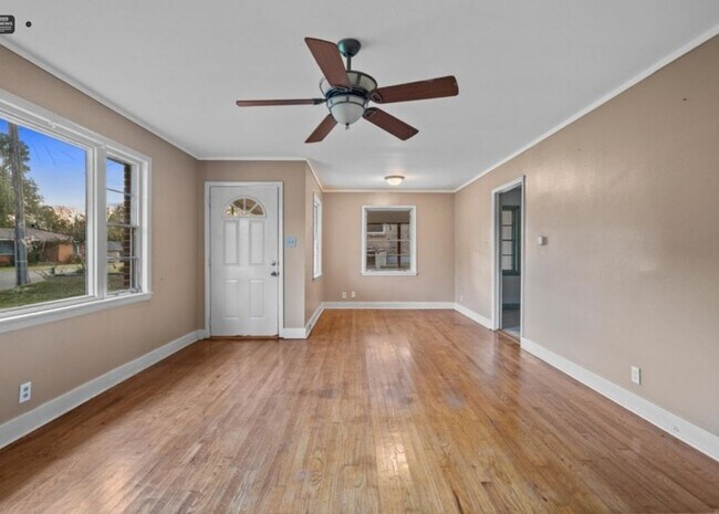Sala de estar - 806 Woodlawn Ave