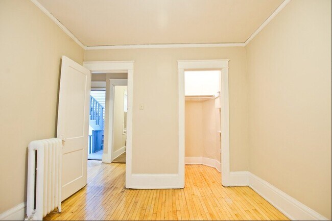 Foto del edificio - 3000 N Oakland Ave