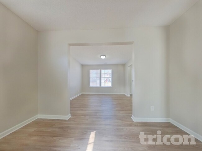 Foto del edificio - 490 Fox Trot Dr