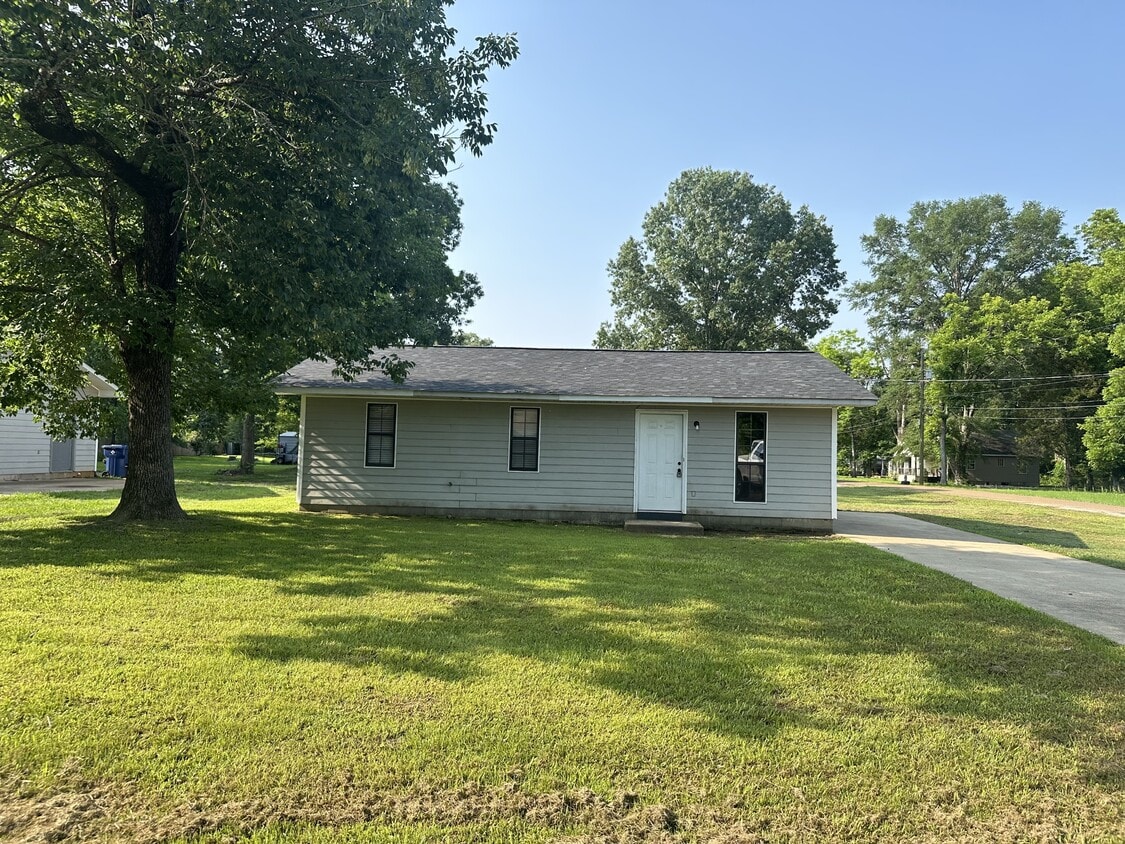 Primary Photo - 223 Chenault St