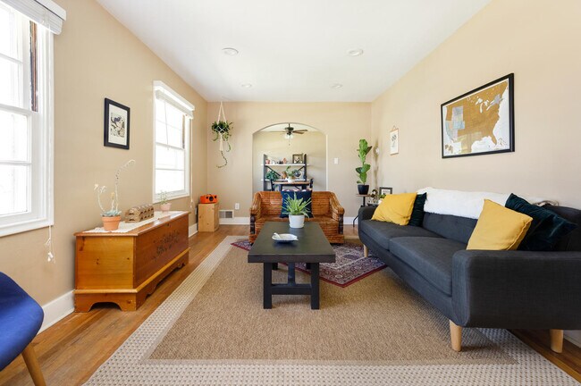 Sala de estar - 1504 E Bryan Ave