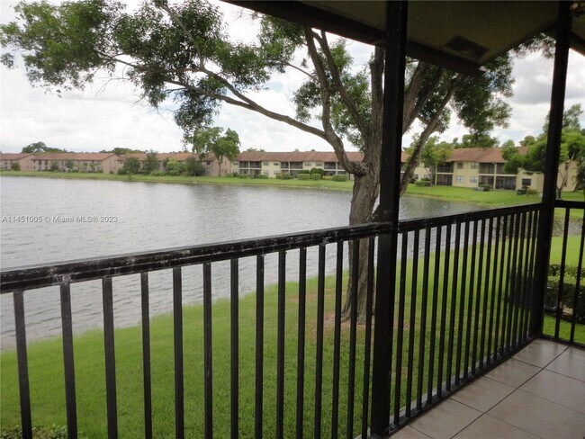 Foto del edificio - 10013 Winding Lake Rd