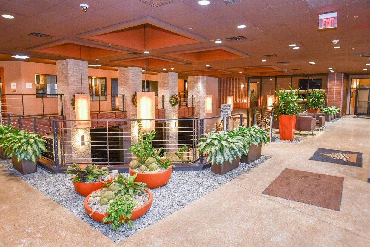 Foto principal - 270 E Highland Ave