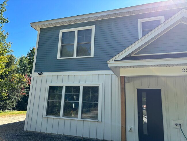 Building Photo - Highland Duplex