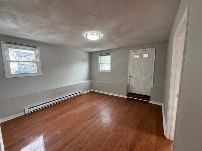 Building Photo - 122 Central St