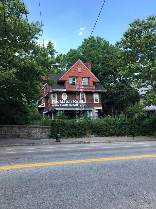 3 bedroom in Brookline MA 02446 House Rental in Brookline, MA