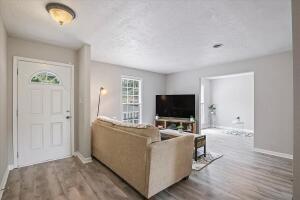 Foto del edificio - 327 Oak Lake Dr