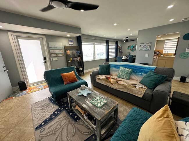 Foto del edificio - 2205 N Surf Rd