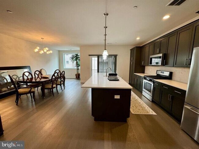 Foto del edificio - 906 Lakeview Ct