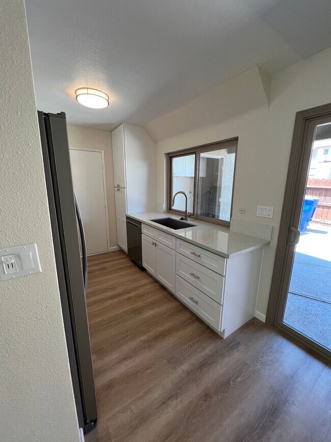 Foto del edificio - Gorgeous, Updated Todd Ranch Townhome