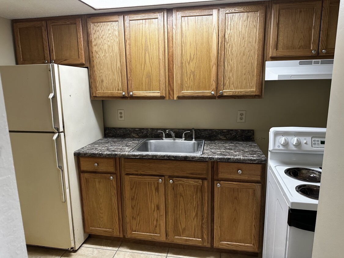 Kitchen...new cabinets, countertop, tile floot - 112 S 7th St