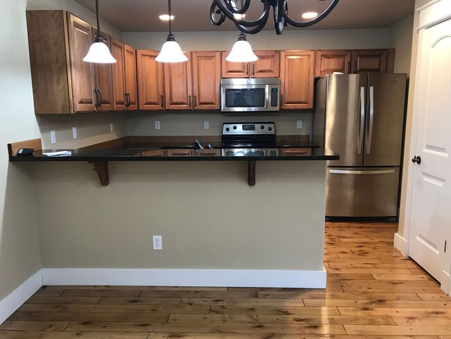 Building Photo - Centrally located 3 bed 2.5 bath condo for...