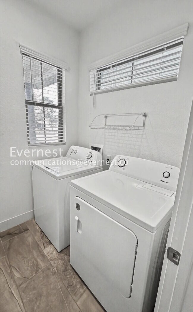 Foto del edificio - 3 Bed, 2 Bath Home with Fenced Yard & Garage / Pet-Friendly / Available Now!