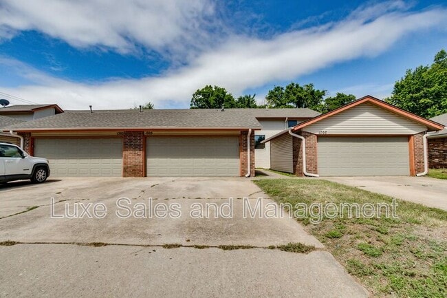 Building Photo - 1705 N Gleason Ave