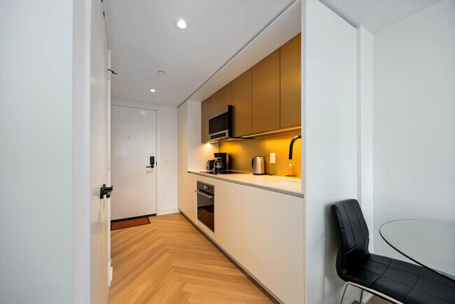 Building Photo - 225 Adelaide St W