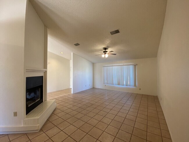 Building Photo - 3/Bed 2/Bath Home available
