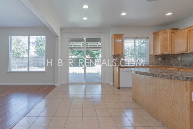 Building Photo - Spacious 5-Bedroom Retreat with Cozy Fireplace in Prime Tracy Location!