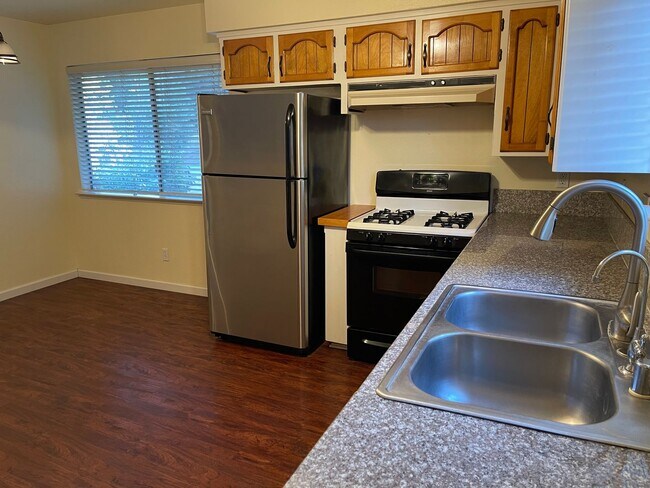 Building Photo - Cozy 3-Bedroom Home with Deck and Pet-Frie...