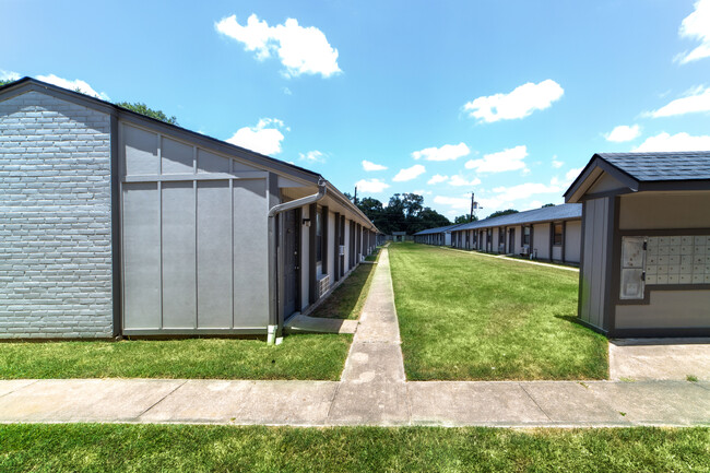 Building Photo - Whispering Oaks Apartment Homes Sealy