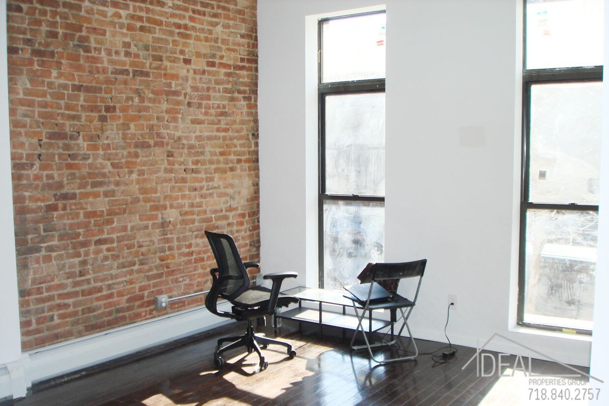 Primary Photo - 206 Macdonough St