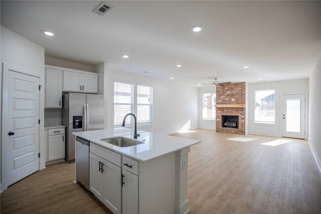 Building Photo - 136 S Broyles Ave