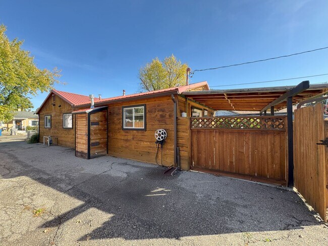 Building Photo - Fully Furnished - Long Term - Adorable Cab...