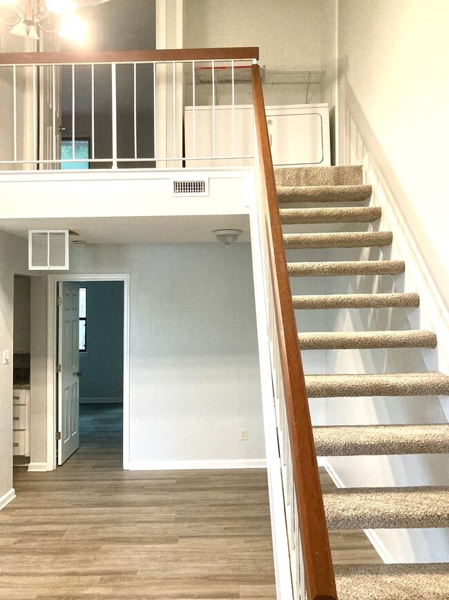 Building Photo - Charming Townhouse in Virginia Beach - All...