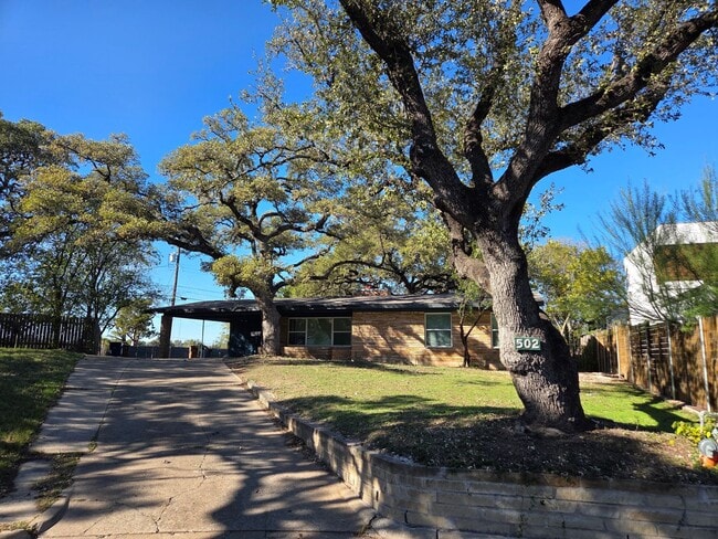 Building Photo - Travis Heights
