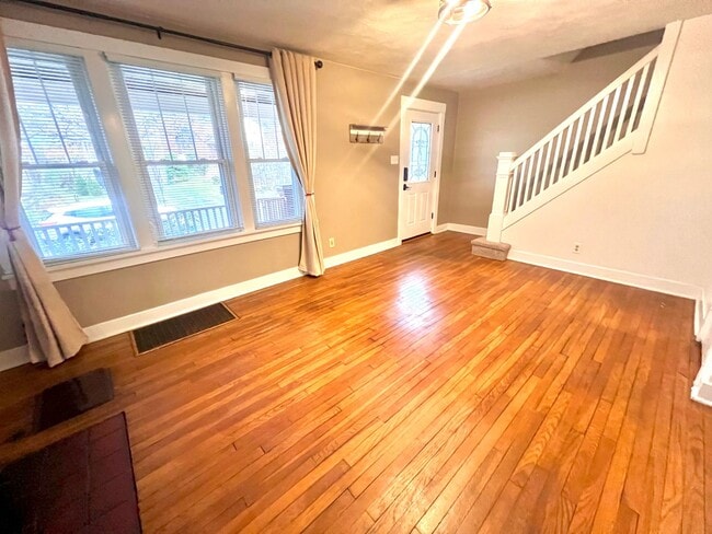 Building Photo - Sewickley - 3 bedroom 1 Bathroom - Charmin...