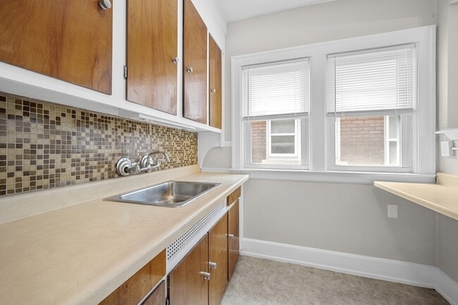 Building Photo - 852 Beaconsfield Ave