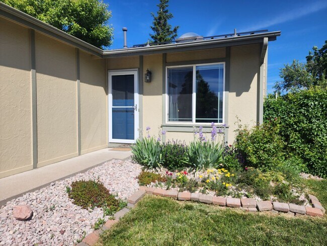 Building Photo - Stunning 3 Bed Home With Large Backyard an...