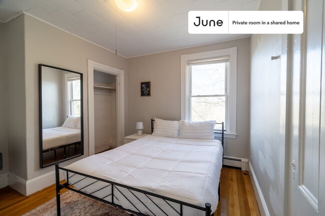 Foto del edificio - Private bedroom in 4 bed/1 bath Home