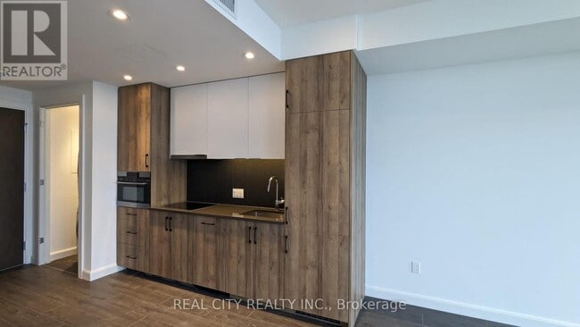 Photo du bâtiment - 741 King St W