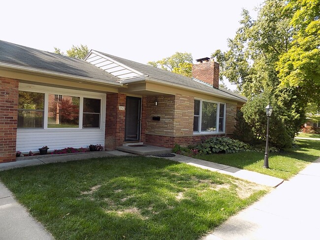 Building Photo - 2 bedroom/1.5 bath Ranch with basement and...