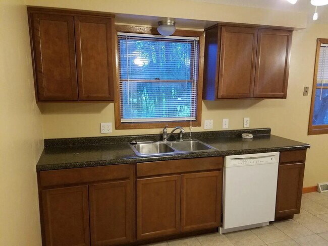 Kitchen - 3233 Hewitt Ave NW