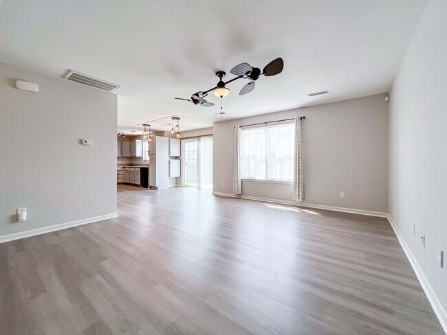 Foto del edificio - 3 Bed / 2.5 Bath Home with Fenced Backyard, Garage & Extra Storage