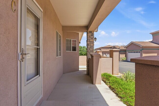 Foto del edificio - $3,245.95 - 4 Bed, 3 Bath Townhome In Commerce City with Central AC and In Unit Laundry!